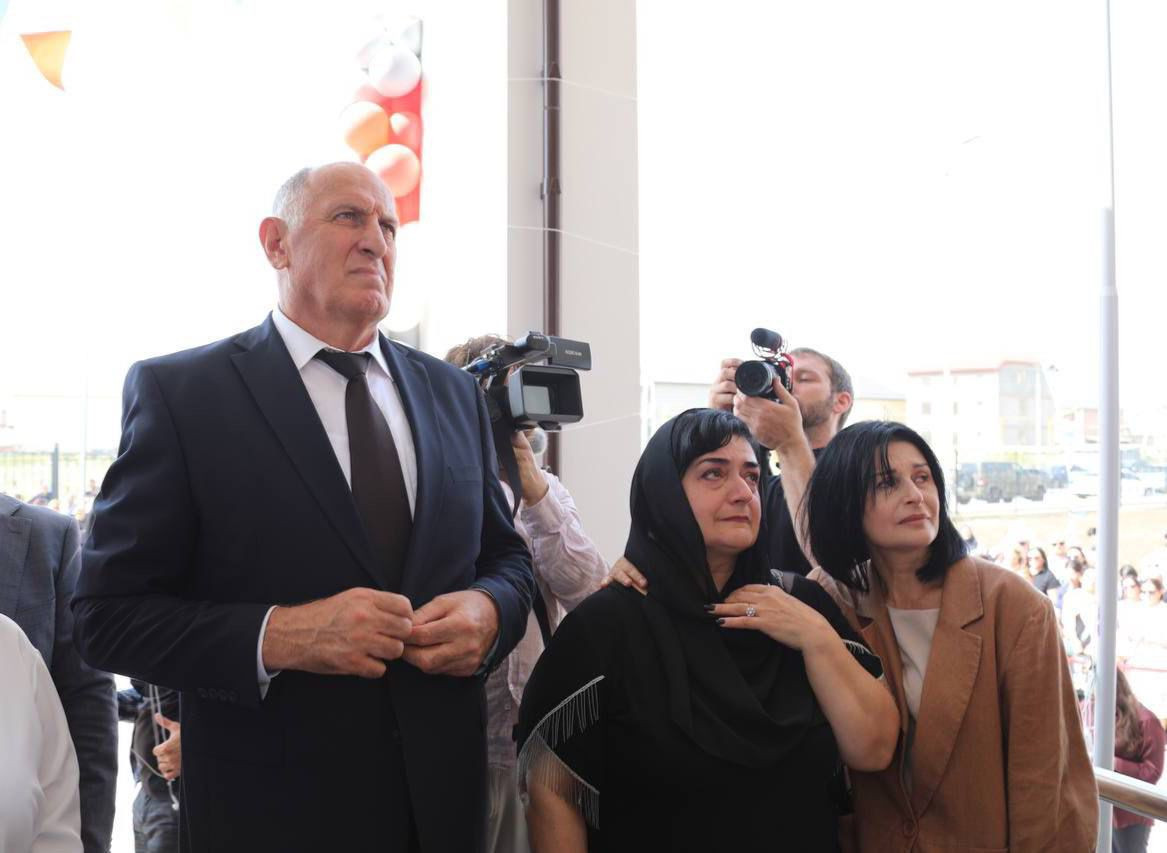 Мемориальную доску памяти Героя РФ Магомедали Магомеджанова открыли на стенах новой школы в Каспийске